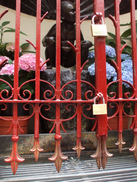 Jeanneke Pis statue in Brussels, Belgium.